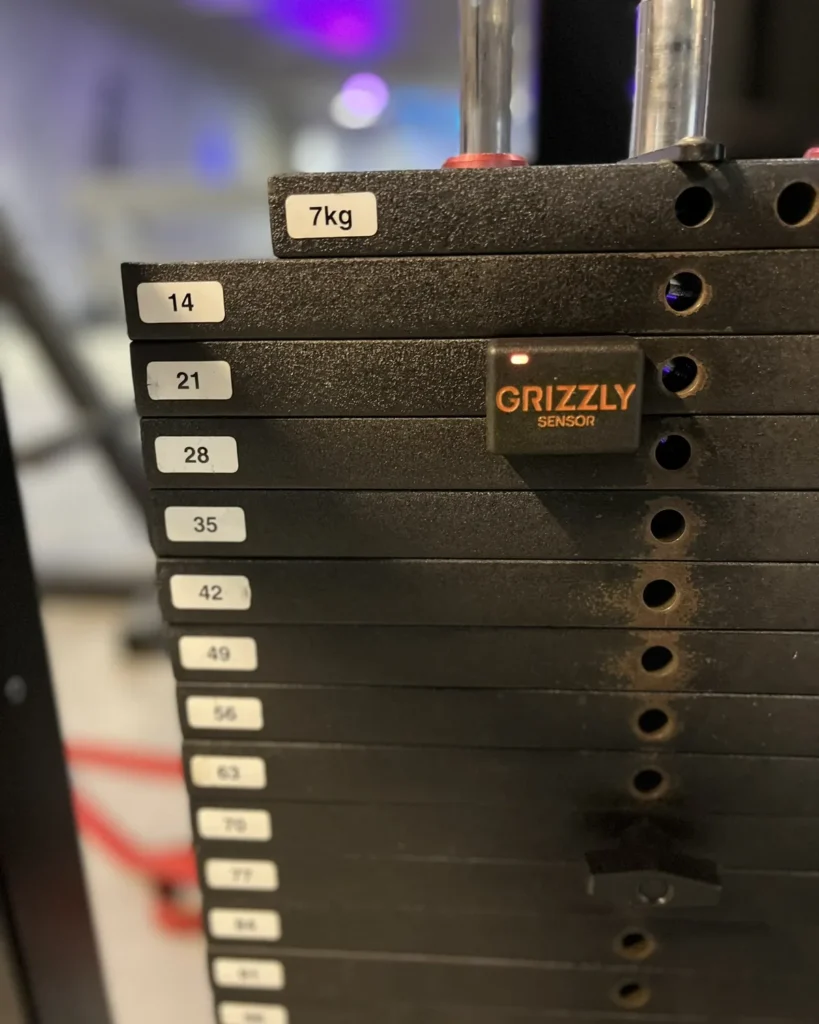 Grizzly Sensor fixado na pilha de placas de um aparelho de musculação, com o LED indicador aceso